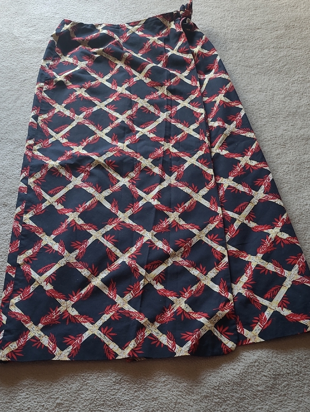 Womens Size 4 100% Cotton A-Line Wrap Skirt In Navy with Red and Cream Motif